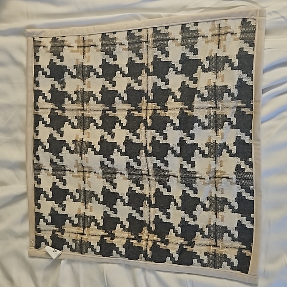 Stunning 18x18 beige and cream houndstooth tooth pillow cover